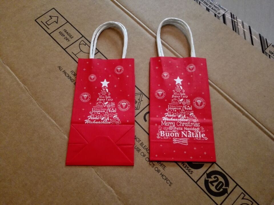 Wholesale customized artpaper shopping bag paper gift box with twisted handle for Christmas Day