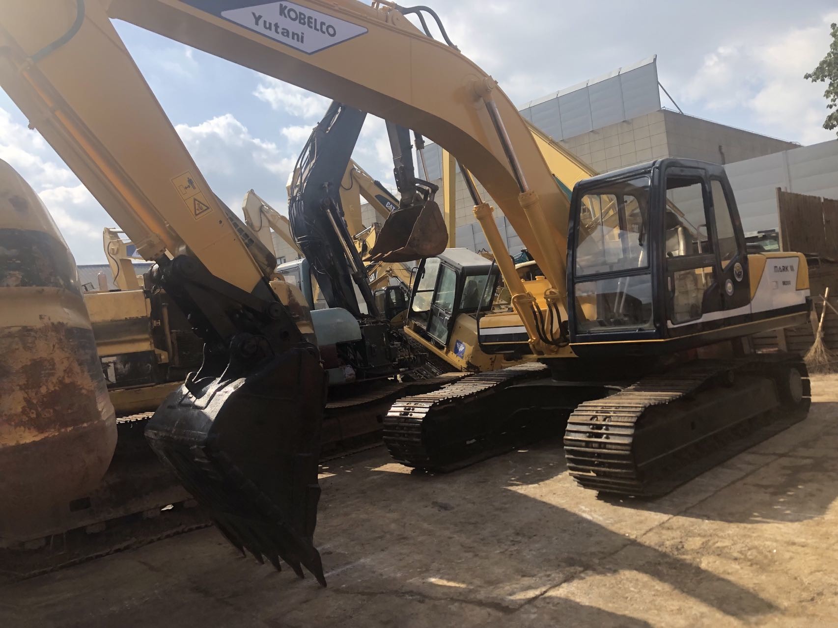 Crawler Type Used Kobelco Excavator SK200-3 SK200-4 SK200