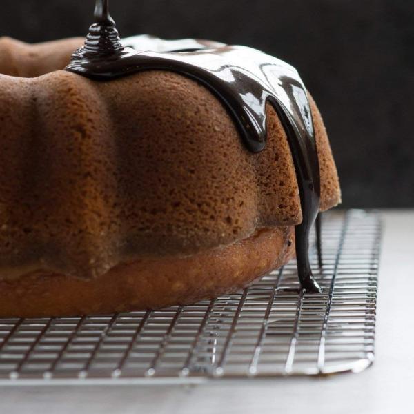 RK Bakeware China-Half Size 16 Gauge Wire in Rim Aluminum Baking Tray with Footed Cooling Rack