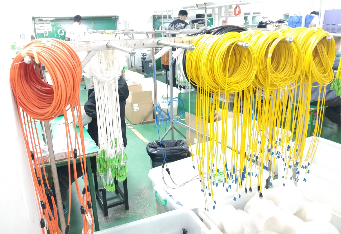 12 Cores LC UPC Fiber Optic Pigtail Multimode G657A1 FTTH Pigtail For Network Connections