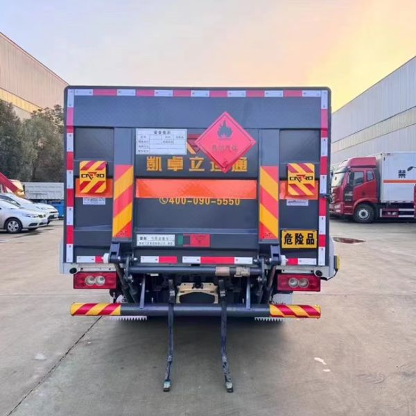 ISUZU 4X2 8 Tons Load Fence Cargo Truck Single Row Seat For Dangerous Goods