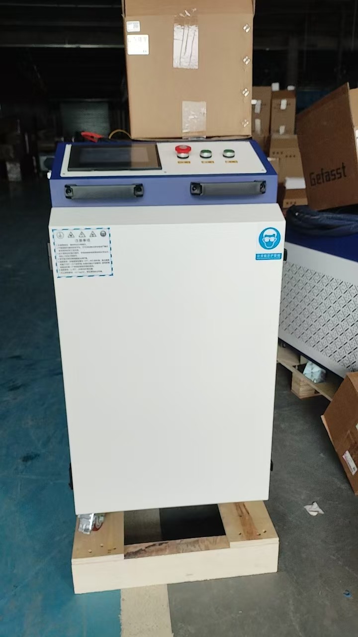 Professional Fiber Handheld Laser Clean Machine 1500W For Rust Cleaning for Used Paint Cleaning Width 200-300mm Year 2024