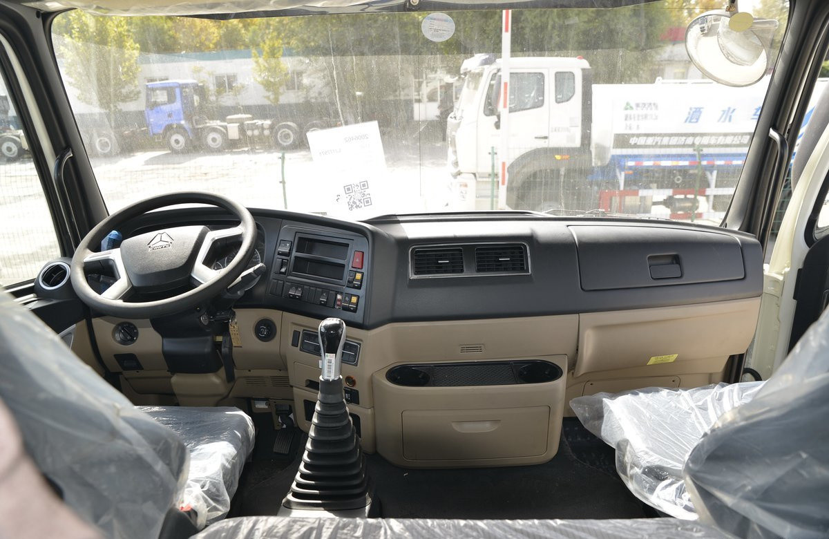 Used Sprinkler Truck Single Axle Sinotruck Hohan Model 10 M³ Spray Road Brand New LHD