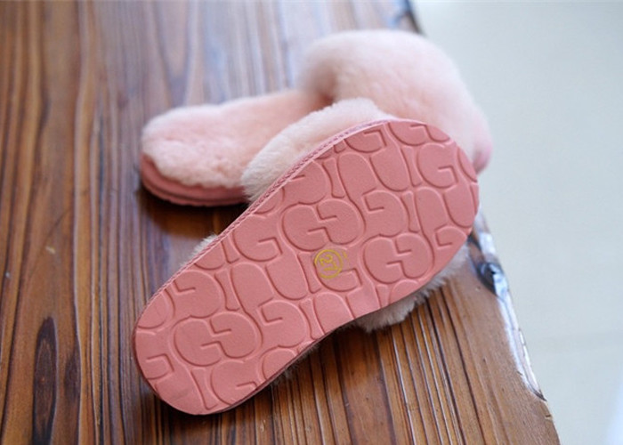 Closed Toe Shearling House Slippers , Ladies Sheepskin Slippers With Rubber Sole