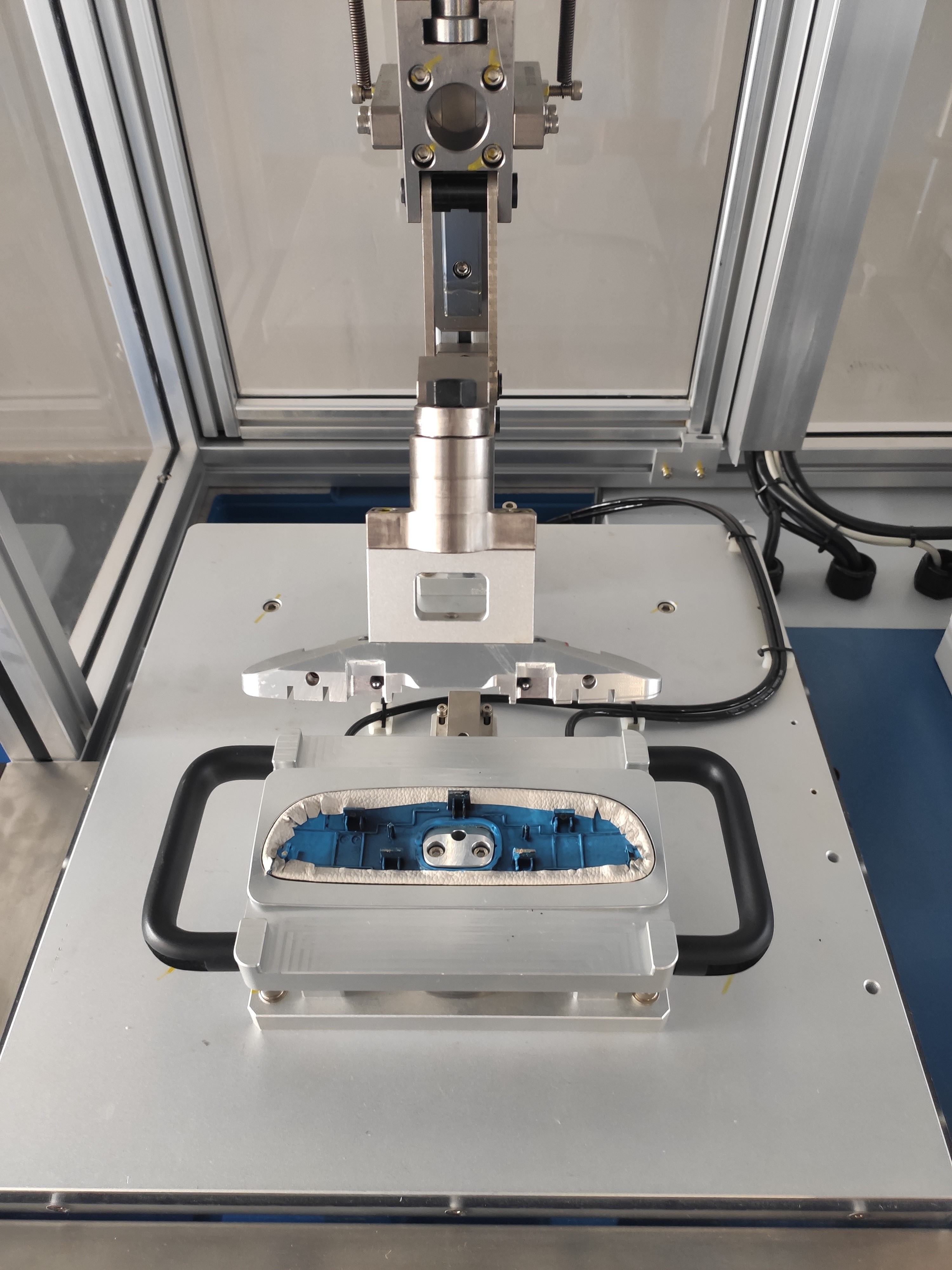 New Plastic Welding Workstation and Car Interior Lamination Equipment with 1000 KG Capacity and 6000*1500*2000MM Dimensions