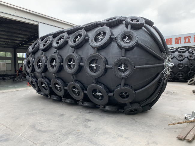 6-10 Years Lifespan Pneumatic Rubber Fender For Chain Net Type Efficiency