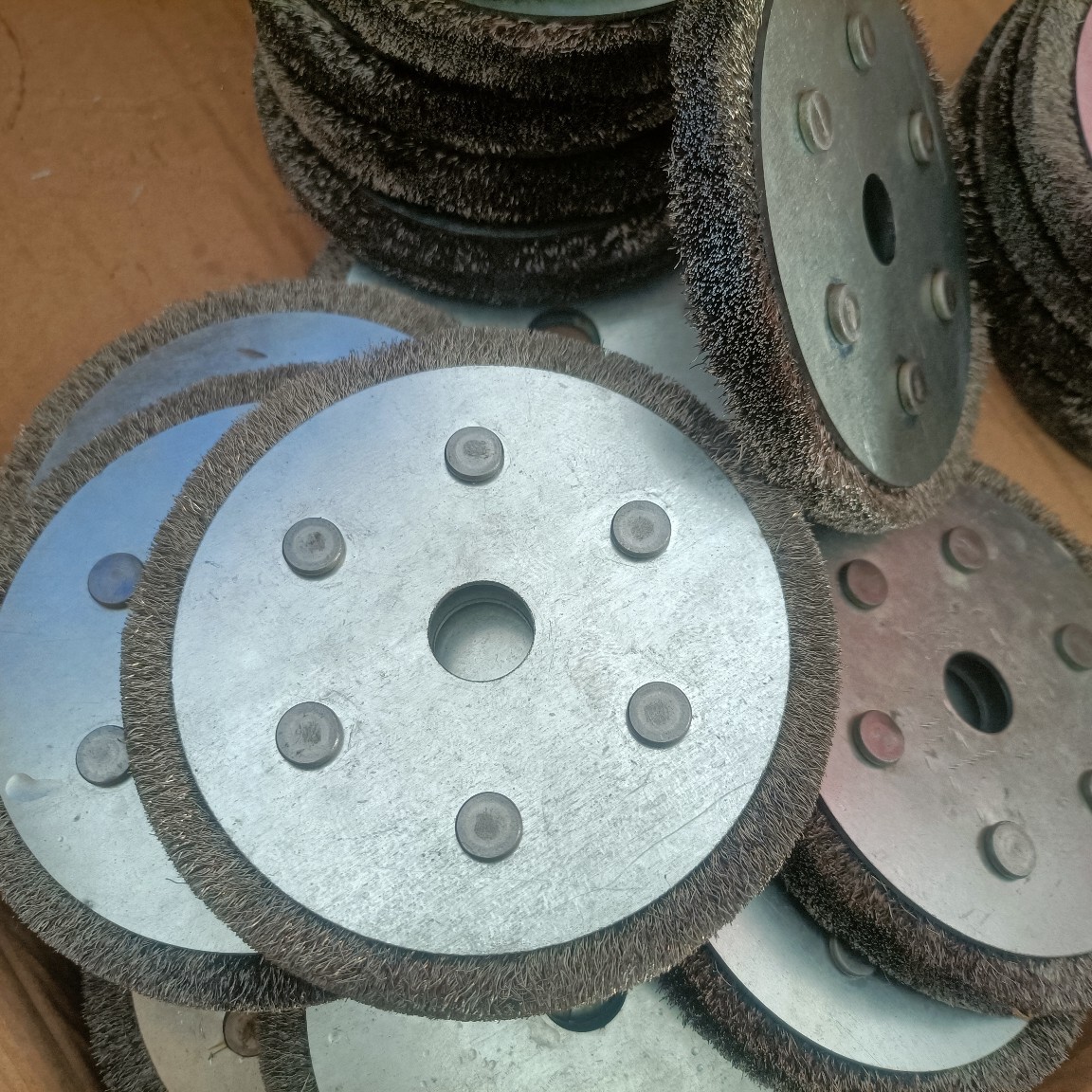 150 * 82mm Rivet Steel Wire Wheel Brush Circular Polishing And Grinding Wheel