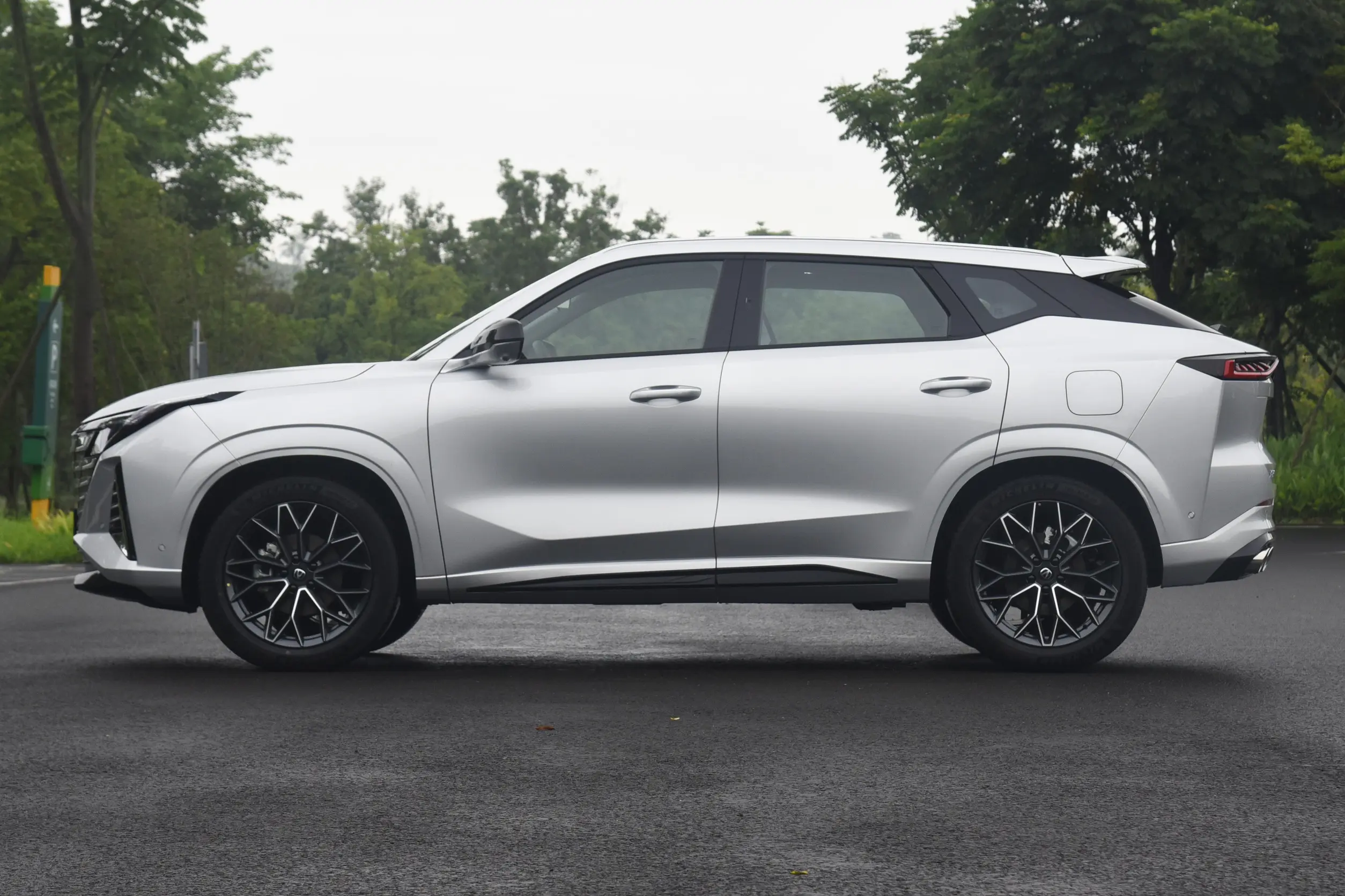 2025 Changan UNI-Z 1.5T DCT Prestige Model Gasoline SUV with 188hp FWD LHD R19 Maximum speed 200 Tire Size
