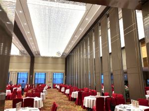 Wholesale 2000mm-6000Mm Height Acoustic Folding Partition Walls Commercial Fireproof from china suppliers
