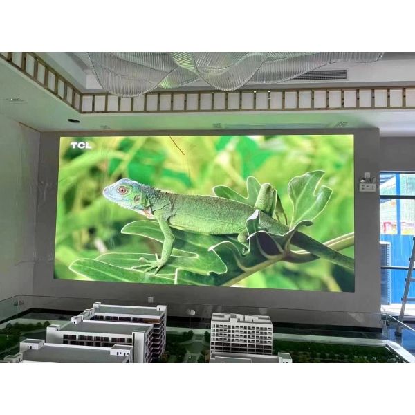 High Brightness P3 SMD Indoor Full Color LED Display with White Balance Brightness of 2000cd/m2
