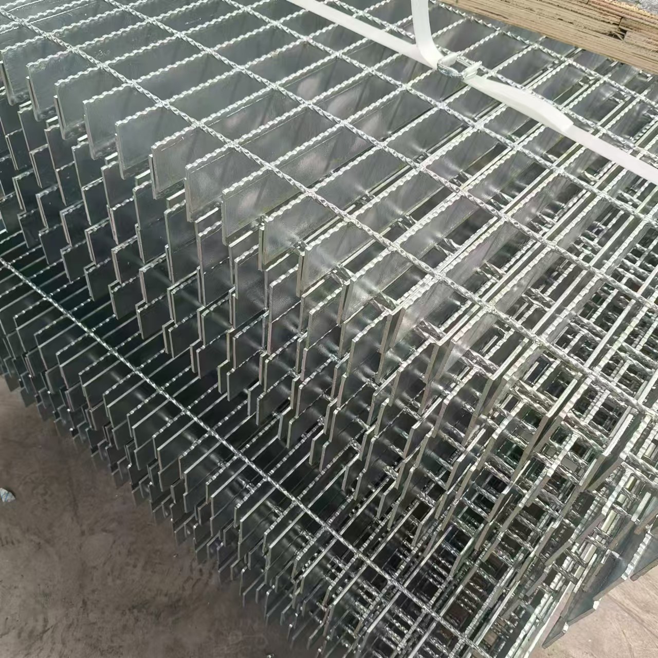 Customized Anti Slippery Gratings For Industrial Applications