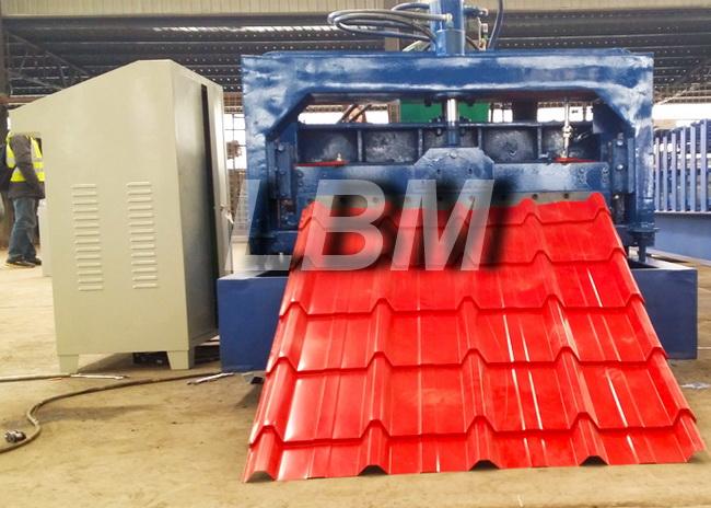 New YX25 - 210 - 840 type color steel tile roll forming machine 2018 new type roof sheet machine
