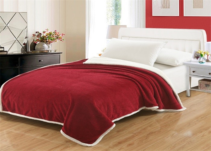 Bright Red Coral Fleece Blanket 0.5cm Thickness No Bleaching For Bedrooms