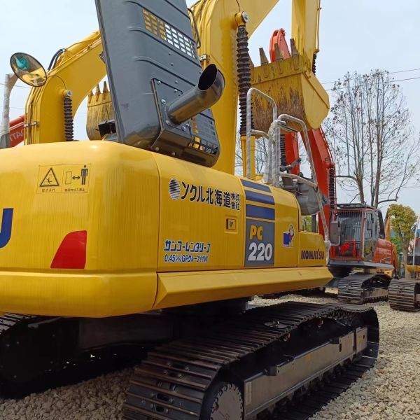 Japan Used Komatsu PC220 Excavator with Original Hydraulic Pump and 22 Ton Capacity