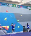 Lightweight 6.0 kg Yellow Fiberglass Pyramid Climbing Volume for Climbing
